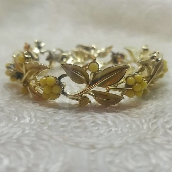 Coro Bracelet Yellow Leaves Berries Gold Tone Rare Broken Vintage - Picture 3 of 14